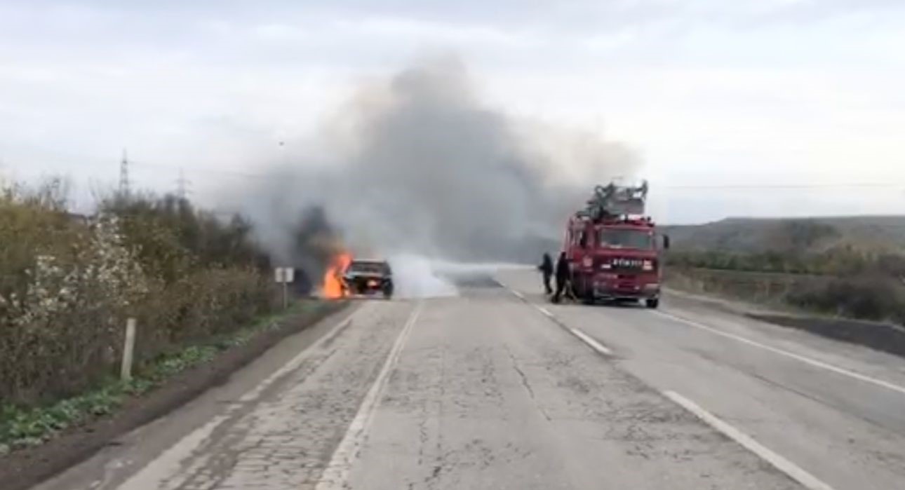 Edirne&rsquo;de otomobil alev alev yandı
