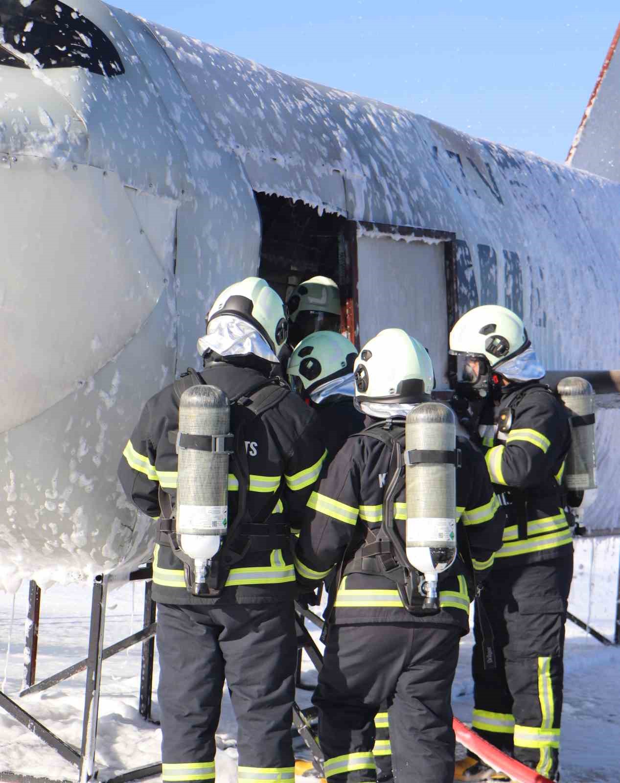 &Ccedil;ukurova Havalimanı&rsquo;nda u&ccedil;ak kazası tatbikatı ger&ccedil;eğini aratmadı
