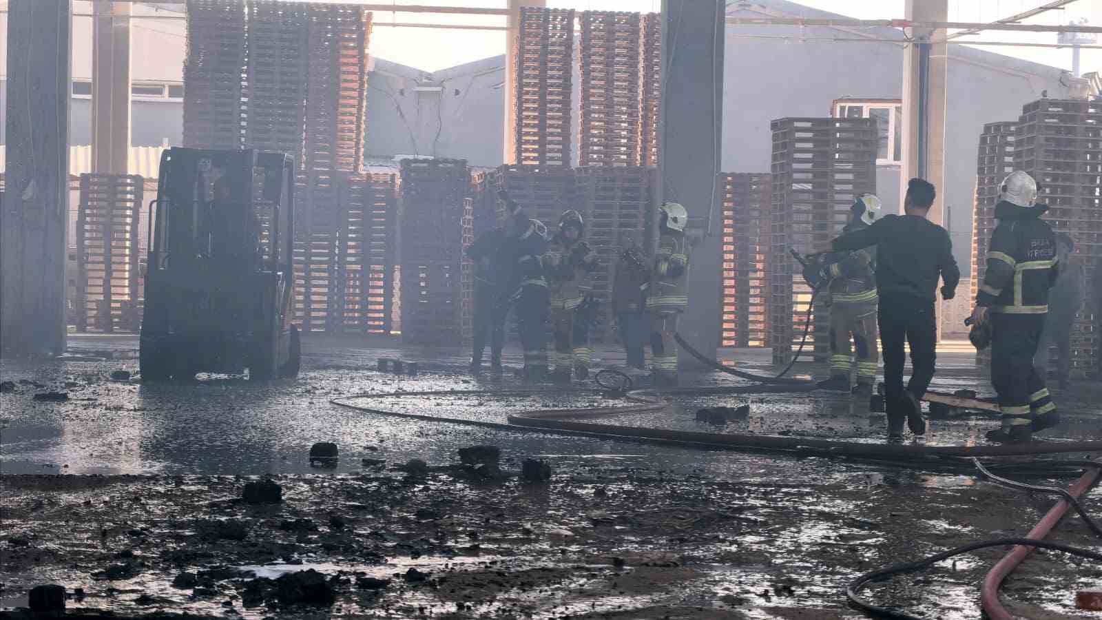 Bursa’da palet fabrikası alevlere teslim oldu