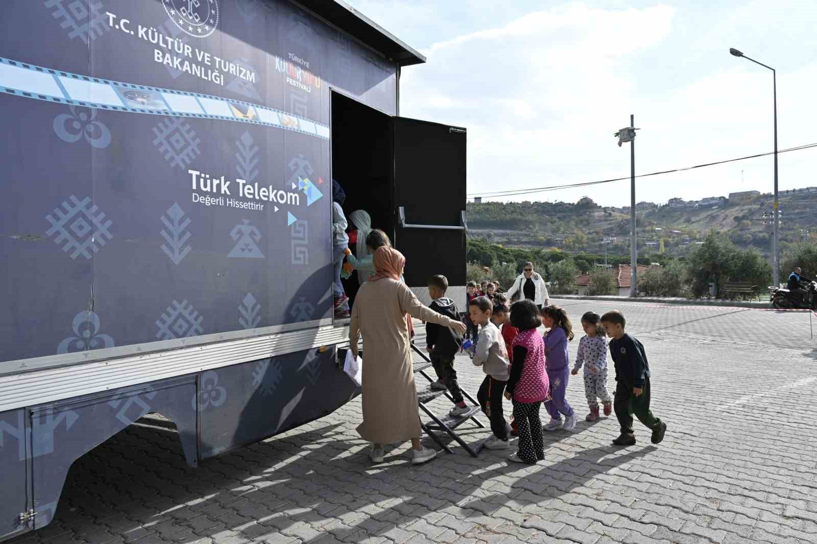 Demirci’de gezen sinema tırı çocuklara unutulmaz anlar yaşattı