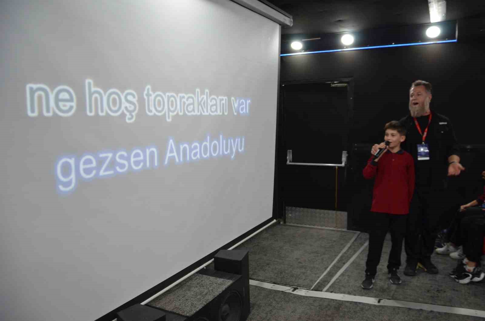 Demirci&rsquo;de gezen sinema tırı &ccedil;ocuklara unutulmaz anlar yaşattı
