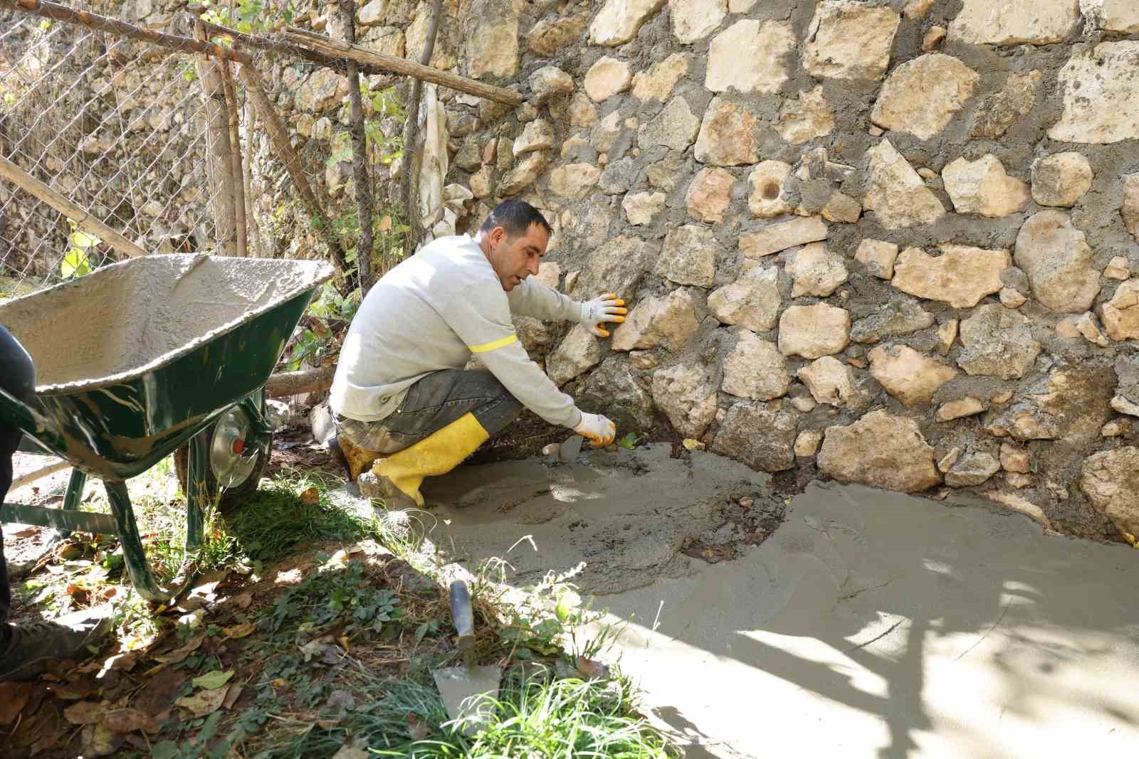 Büyükşehir Belediyesi Savur’da 600 metrelik sulama kanalını yeniliyor