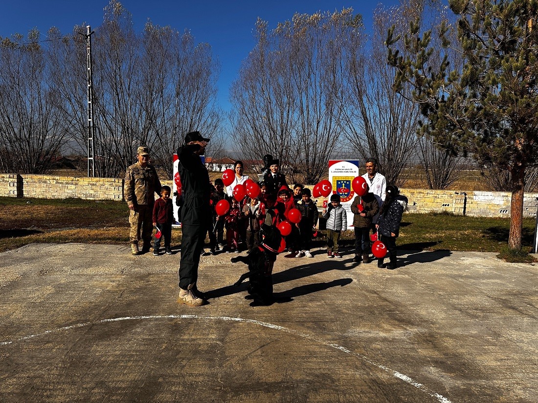 Jandarma ekiplerinden öğrencilere Çocuk Hakları Günü sürprizi