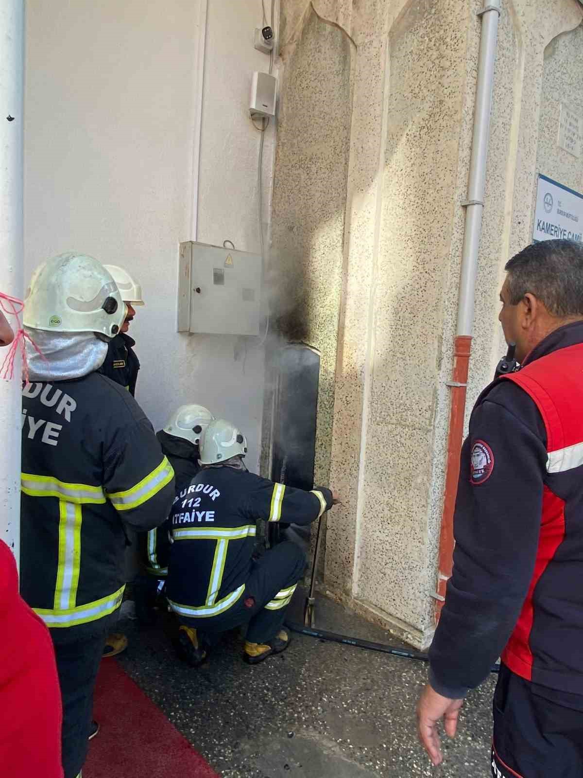 Burdur’da cami minaresinde yangın korkuttu
