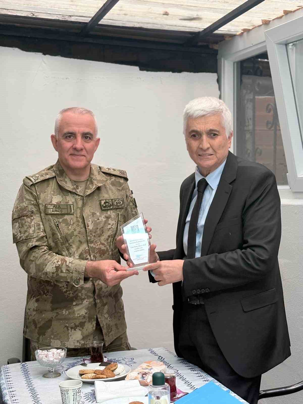 Garnizon Komutanı Ala’dan görme engellilere yakın ilgi