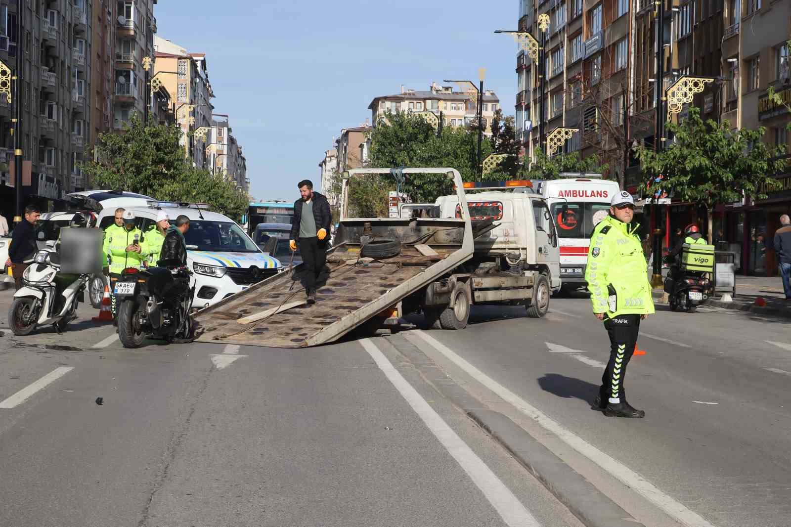 Motosiklet s&uuml;r&uuml;c&uuml;s&uuml;n&uuml;n dikkatsizliği kazaya neden oldu: 2 kişi yaralandı

