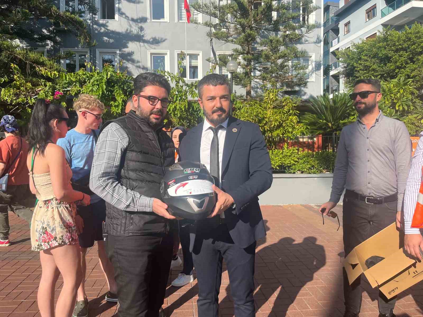 Alanya&rsquo;da motosiklet s&uuml;r&uuml;c&uuml;lerine &uuml;cretsiz kask dağıtıldı
