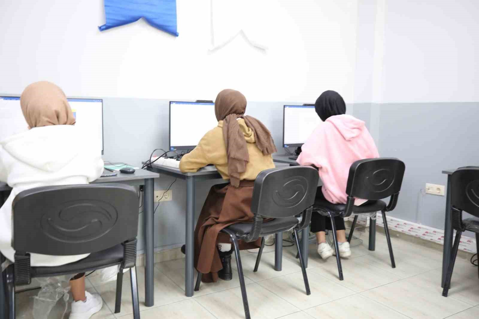 Eyyübiyeli kadınlar aldıkları eğitimle hayallerine ulaşıyor