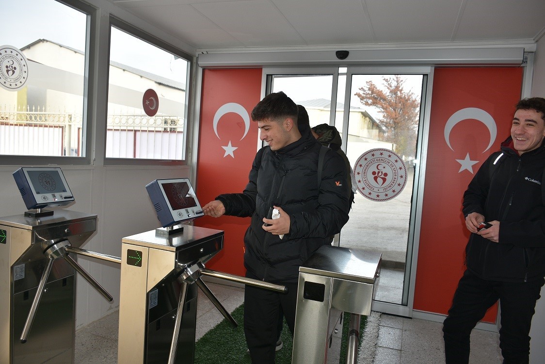 3 Temmuz Stadı&rsquo;nda sporcular daha g&uuml;venli ortamda spor yapacak
