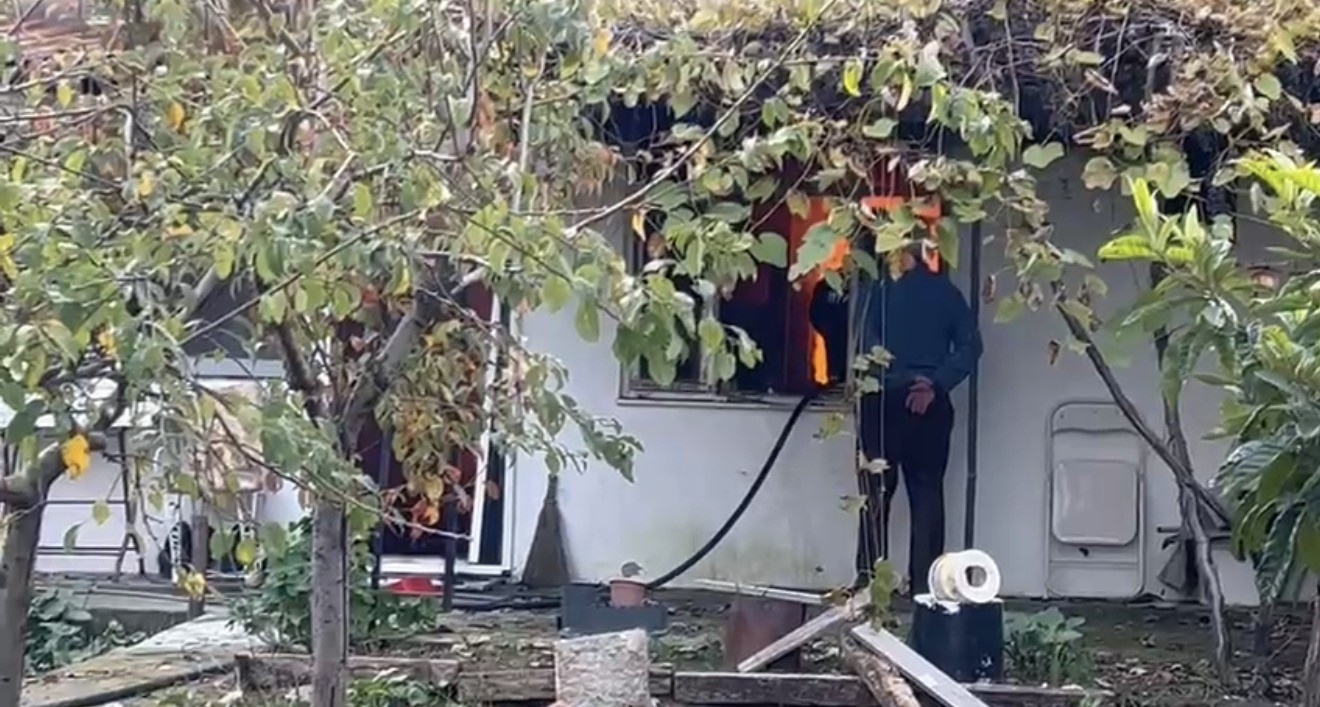 Şöminenin bacasından çıkan kıvılcım evi yaktı