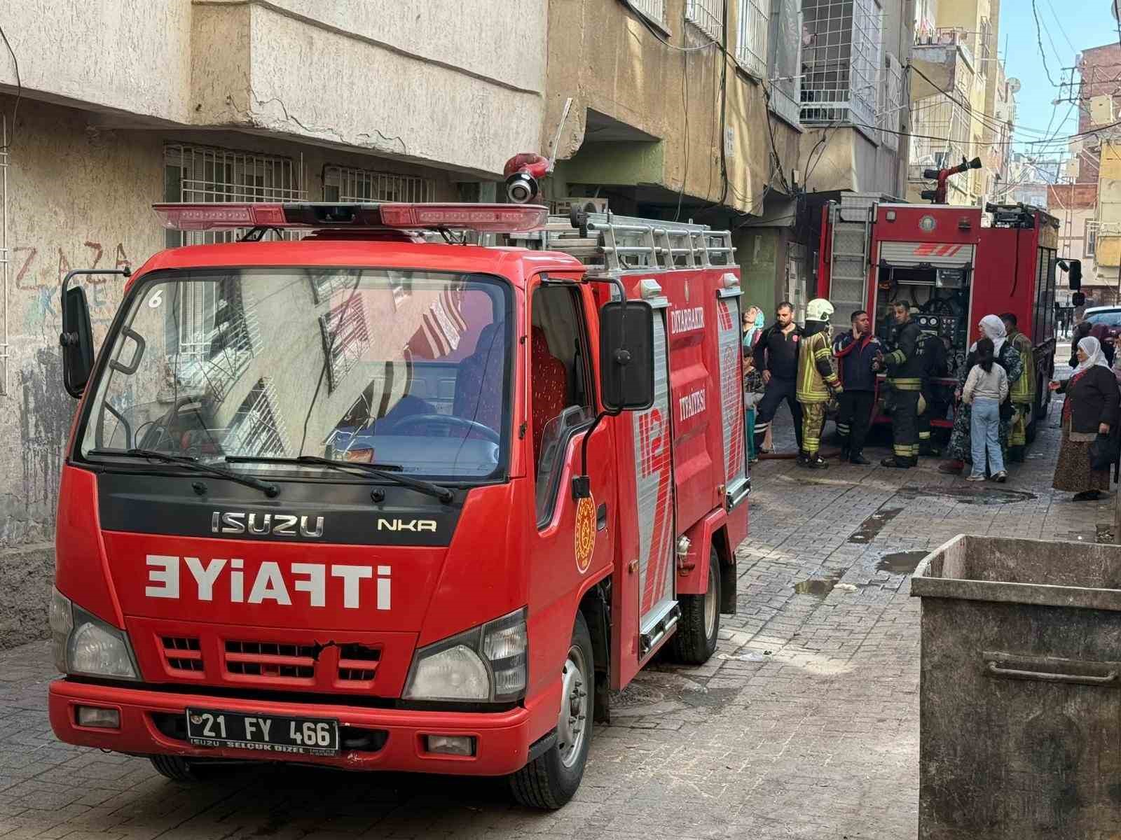 Diyarbakır’da 2’si çocuk 7 kişinin etkilendiği yangın kask kamerasına yansıdı