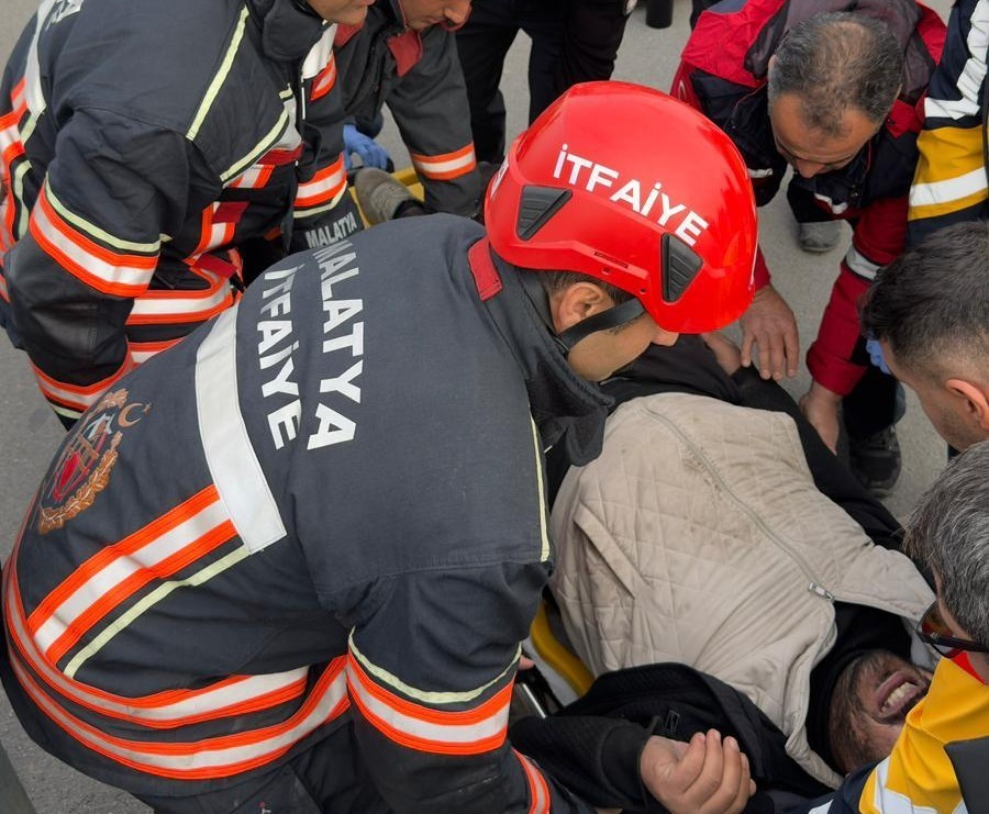 Malatya’da kamyonet ile kamyon çarpıştı: 1 yaralı