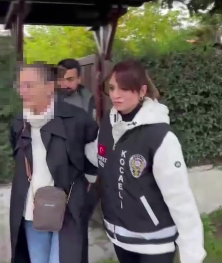 18 yıl &ouml;nce g&ouml;bek bağıyla &ouml;ld&uuml;r&uuml;len bebeğin annesi: "Lavaboda d&uuml;şt&uuml;"
