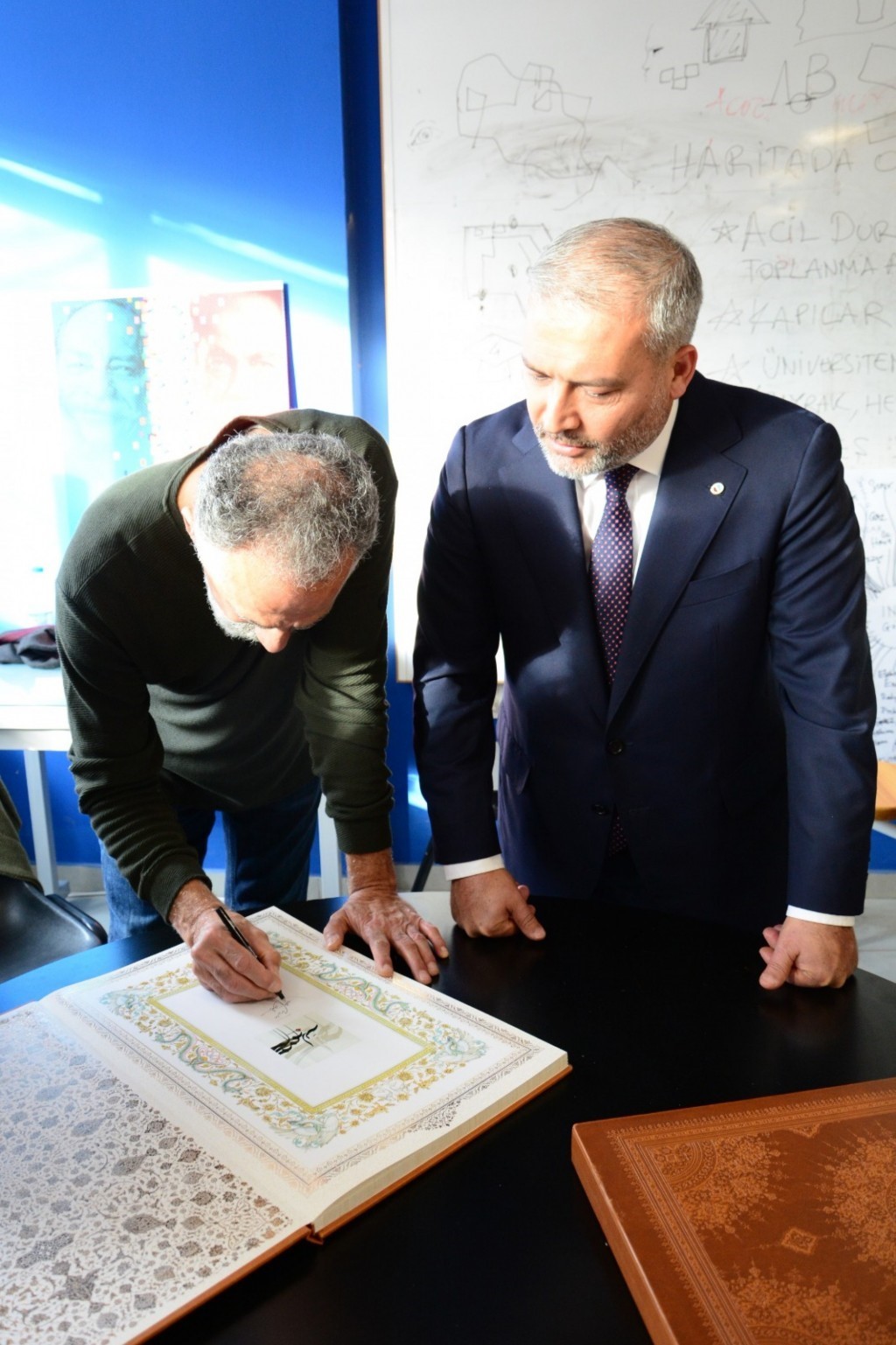 Rektör Adıgüzel, 17. Uluslararası Anadolu Kaligrafi ve Tipografi Etkinliği’ni ziyaret etti