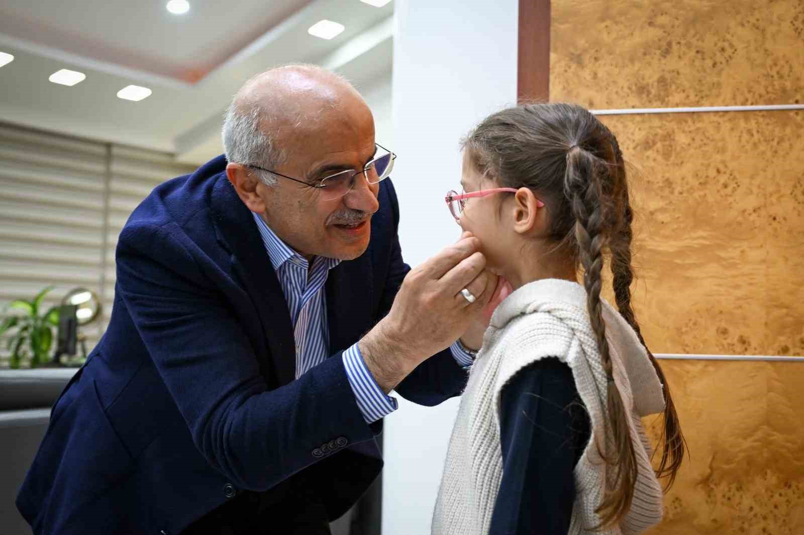 Minik y&uuml;reklerden Başkan Er&rsquo;e anlamlı ziyaret
