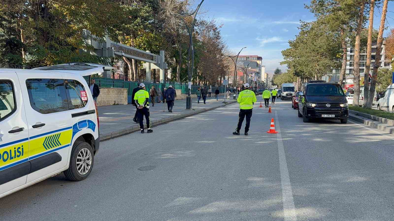 Tatvan’da kış lastiği denetimleri devam ediyor