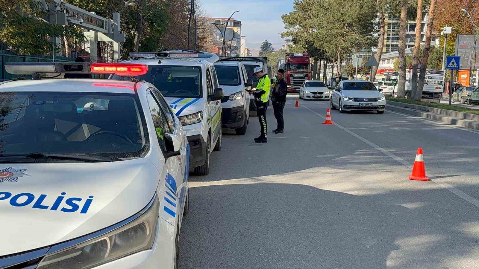 Tatvan’da kış lastiği denetimleri devam ediyor