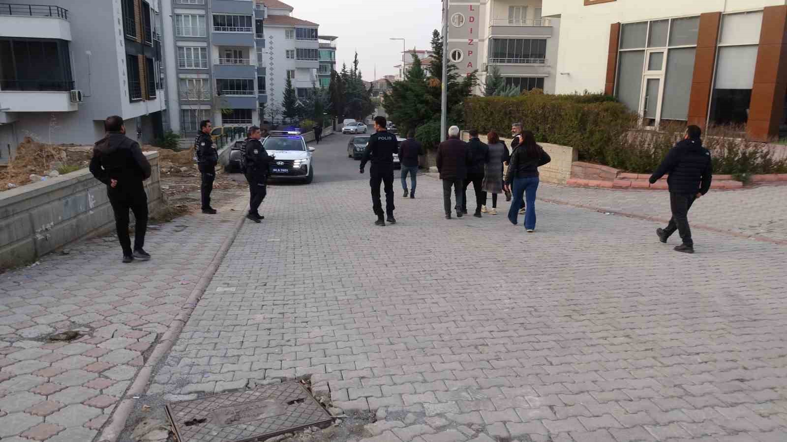Tabancayla intihar girişiminde bulunan kadını polis son anda engelledi
