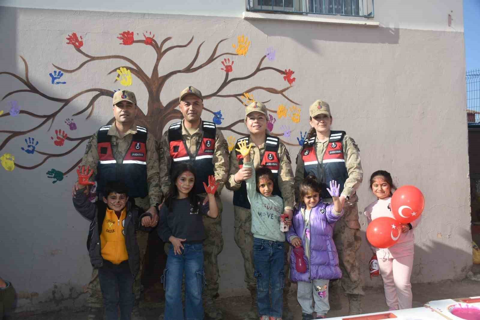 Jandarmadan Dünya Çocuk Hakları Günü’nde farkındalık etkinlikleri