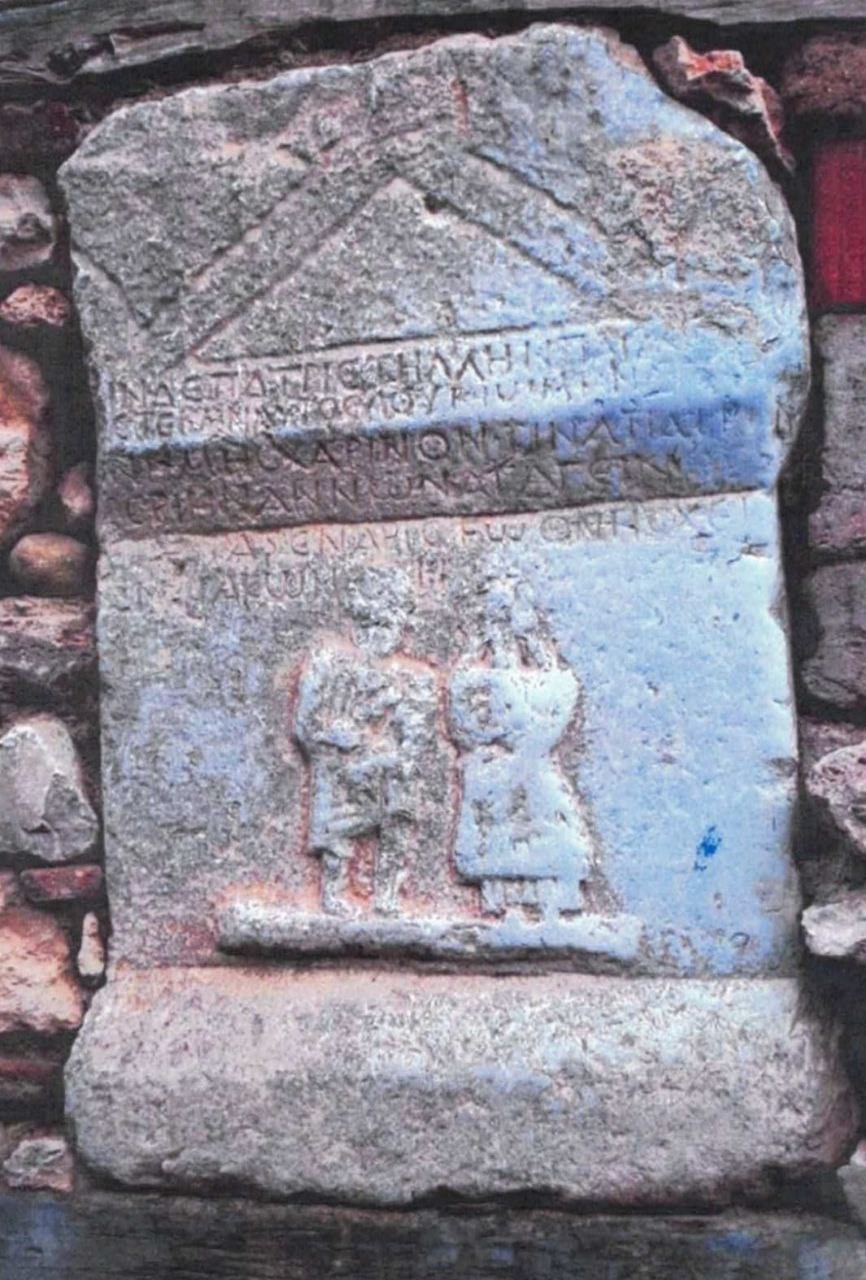 Köydeki bir evin temelindeki tarihi taşı yerinden söken muhtar tutuklandı