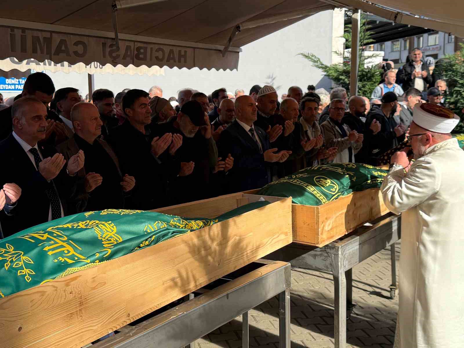 Rize’de ahşap yapının üzerlerine düşmesi sonucu ölen 2 kişi toprağa verildi