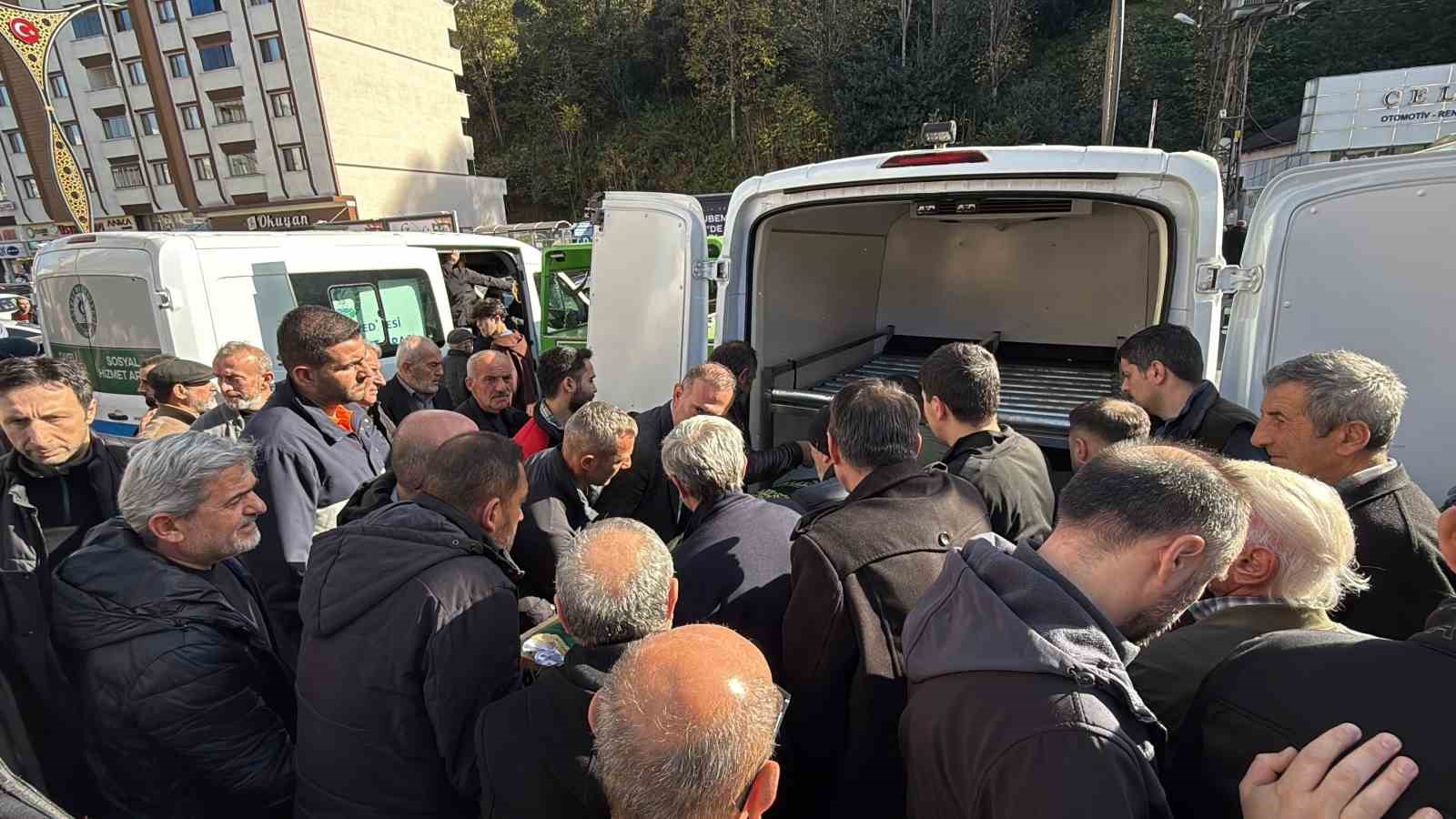 Rize’de ahşap yapının üzerlerine düşmesi sonucu ölen 2 kişi toprağa verildi
