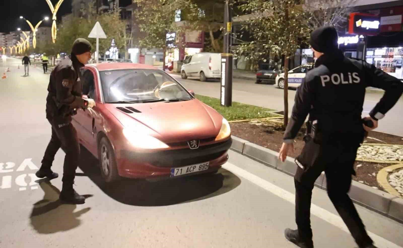 Polisten kaçmak isteyen 15 yaşındaki sürücü böyle yakalandı