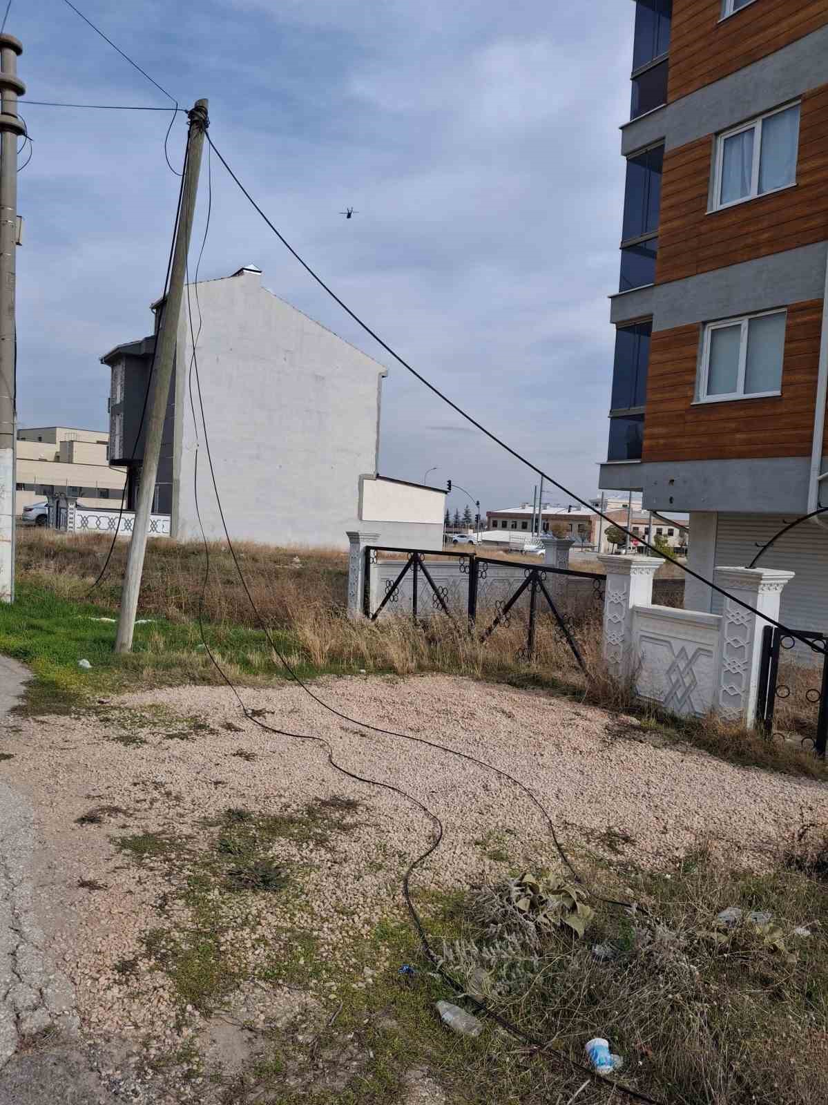 Devrilen internet direğinin çevreye dağılan kabloları risk oluşturuyor