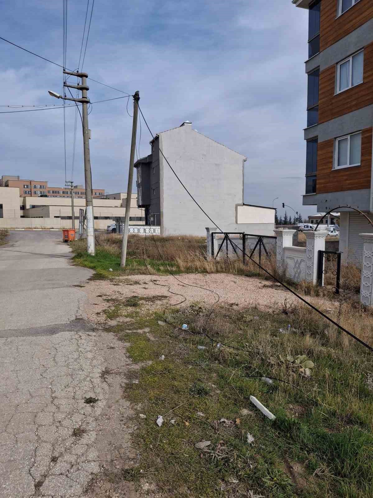 Devrilen internet direğinin &ccedil;evreye dağılan kabloları risk oluşturuyor
