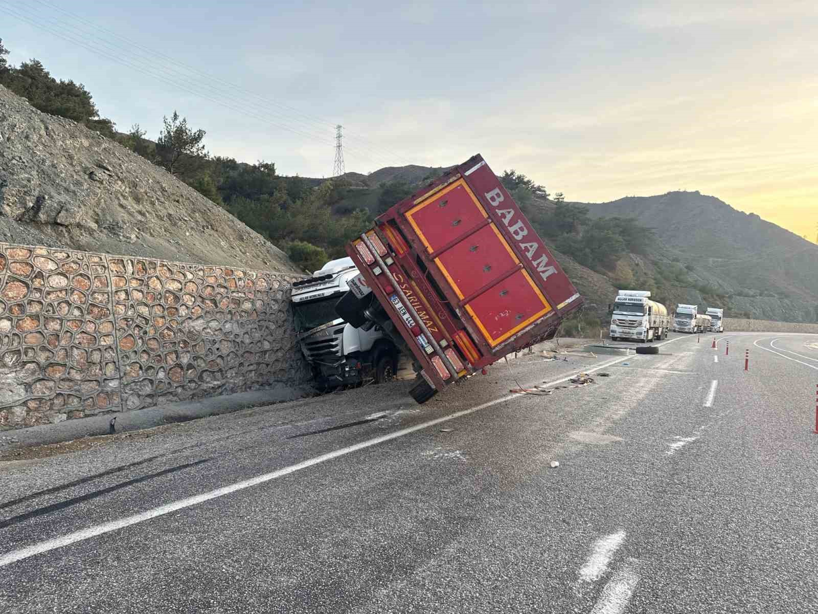 Malatya&rsquo;da kontrolden &ccedil;ıkan tır istinat duvarına &ccedil;arptı: 1 yaralı
