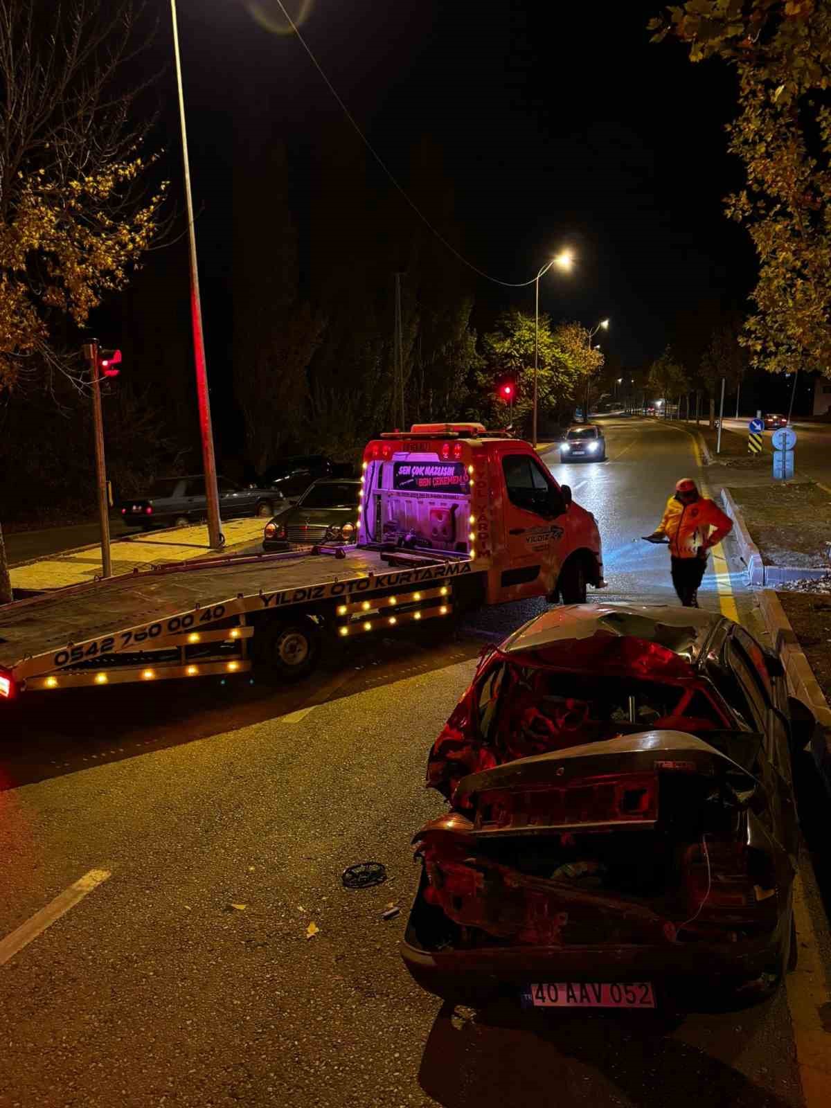 Kırşehir’de kaldırıma çarpan otomobil takla attı: 1 yaralı