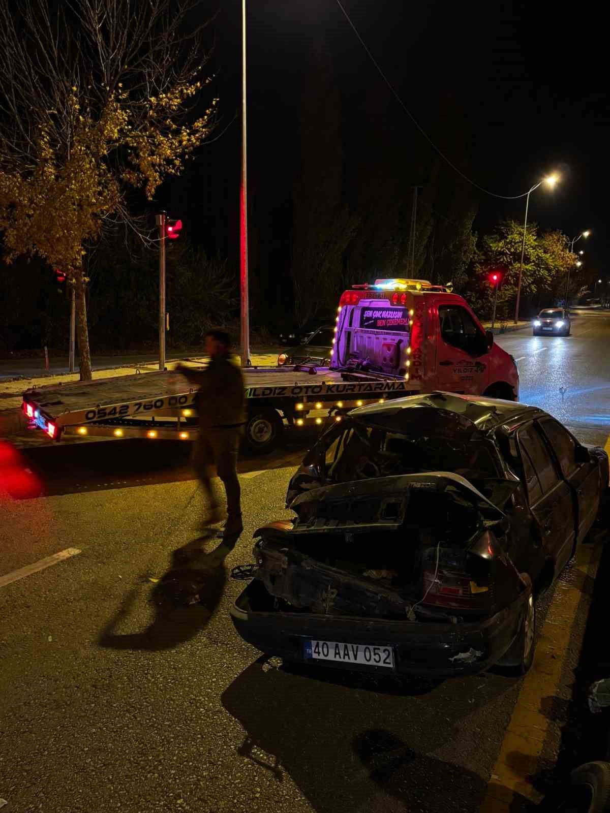 Kırşehir’de kaldırıma çarpan otomobil takla attı: 1 yaralı