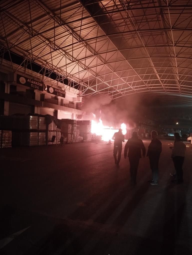 Başakşehir’de dükkanı önündeki paletlerde çıkan minibüse sıçradı