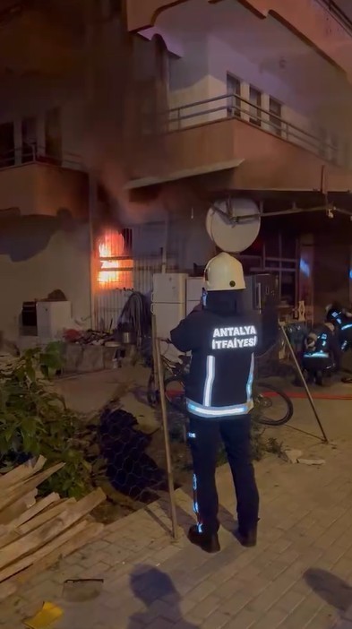Alanya&rsquo;da beyaz eşya tamir d&uuml;kkanında &ccedil;ıkan yangın korkuttu
