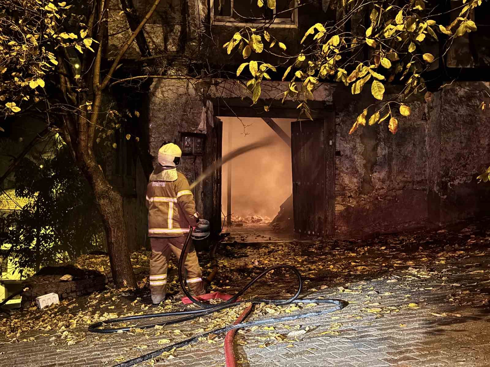 150 yıllık tarihi konakta çıkan yangın söndürüldü
