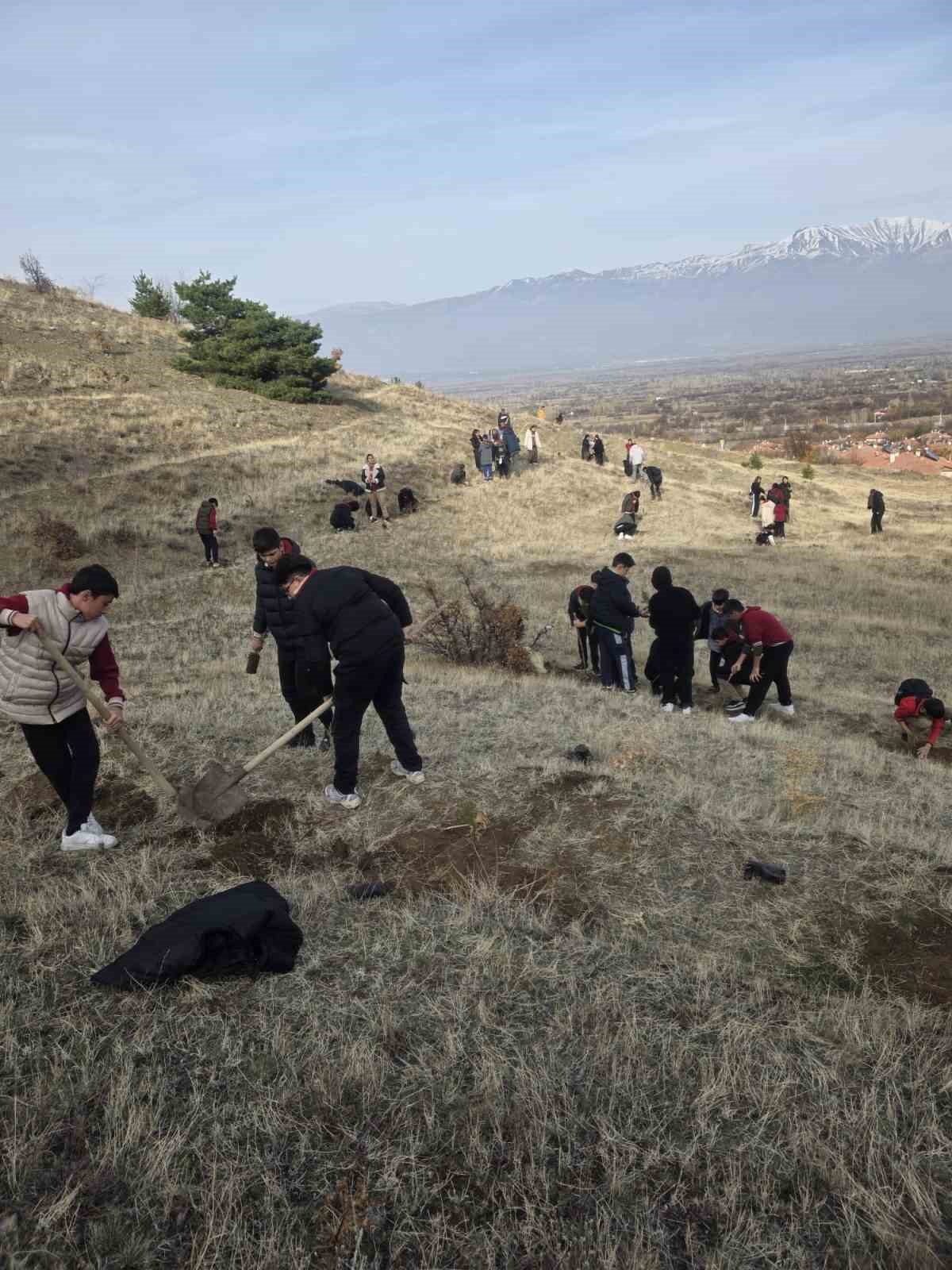 Geleceğe nefes: Demirkent TOKİ Ortaokulu öğrencilerinden örnek fidan dikimi etkinliği
