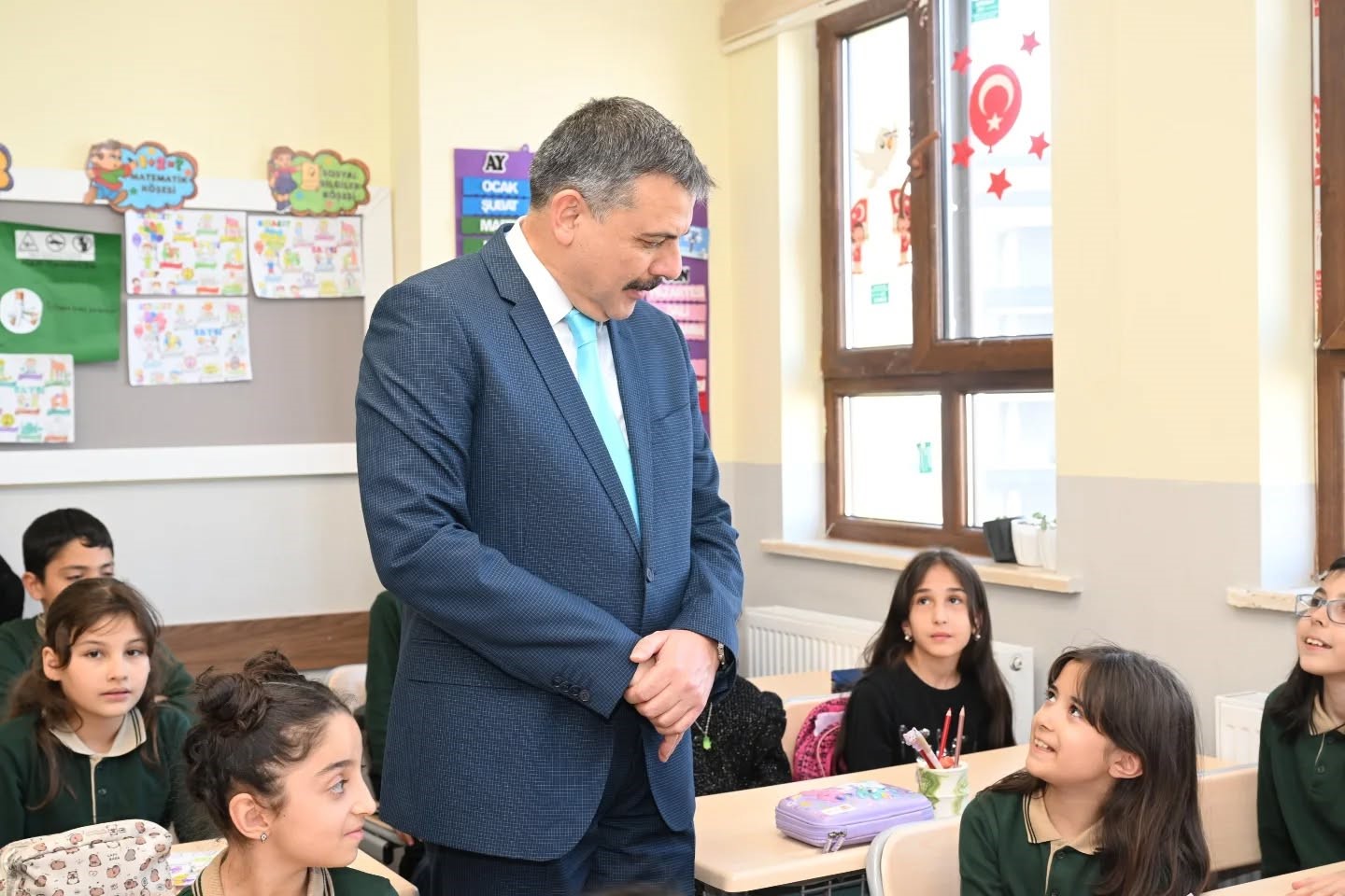 Vali &Ccedil;ift&ccedil;i &ouml;ğrenci ve &ouml;ğretmenlerle buluştu
