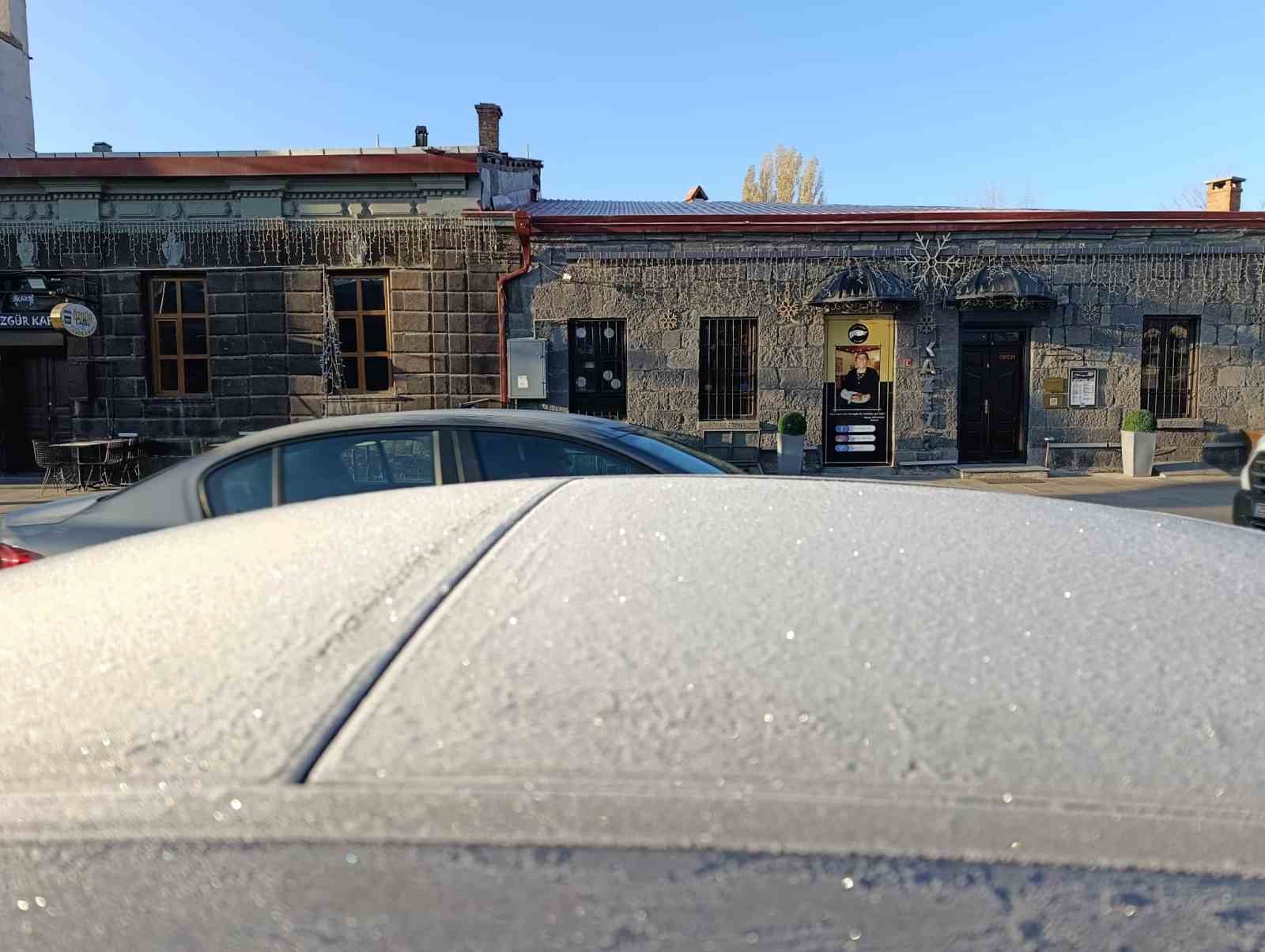 Kars eksi 13’ü gördü: Araç camları buz tuttu
