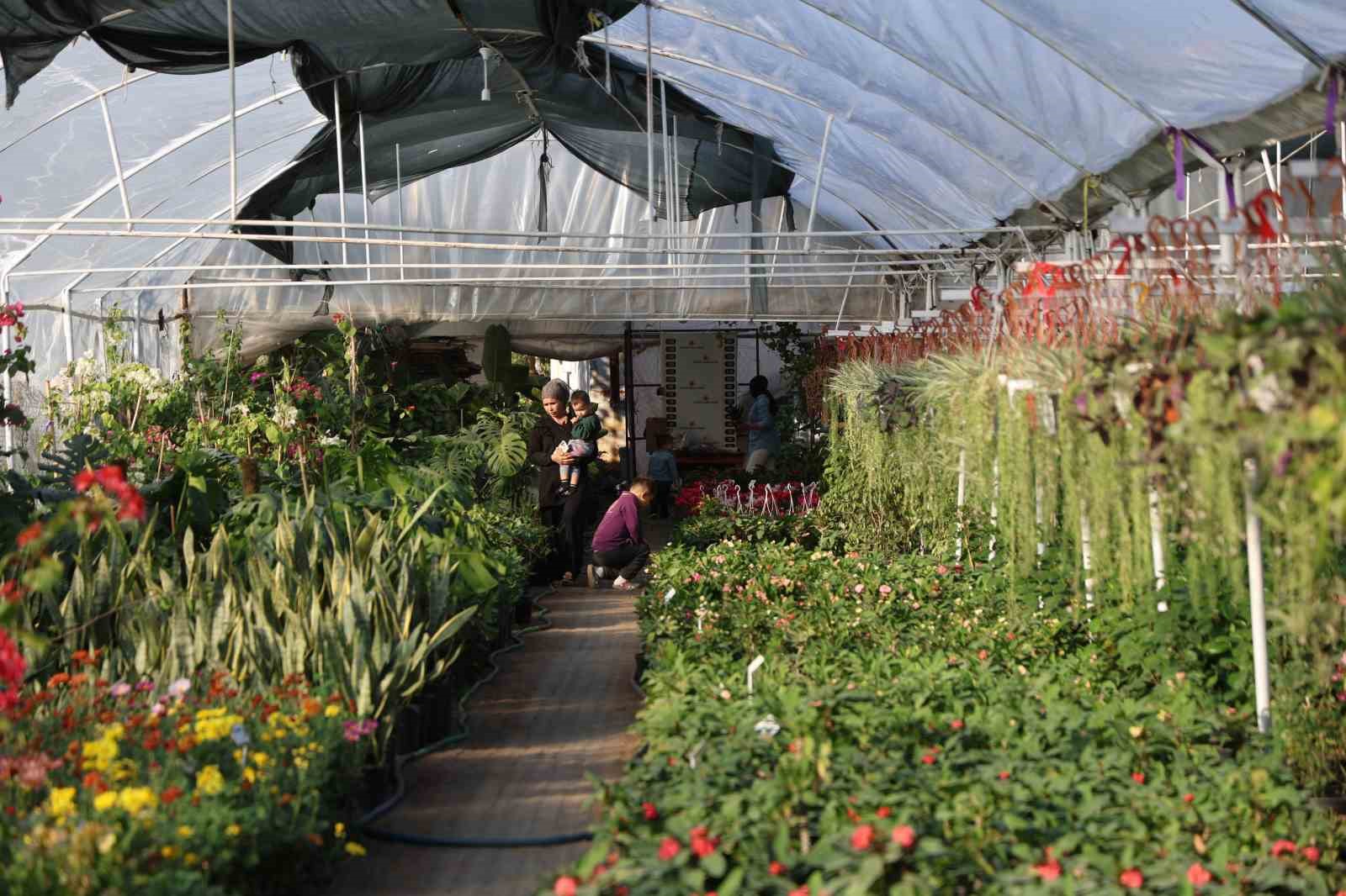 &Ccedil;i&ccedil;ek&ccedil;ilerde &Ouml;ğretmenler G&uuml;n&uuml; yoğunluğu: Buket yerine saksı &ccedil;i&ccedil;ekleri tercih ediliyor
