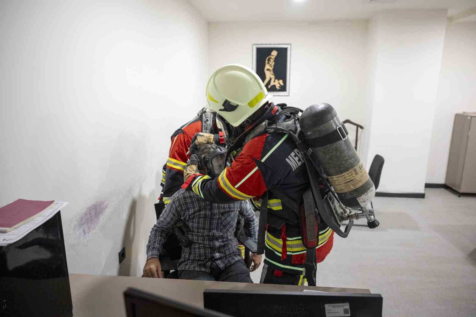 Mersin Bykehir Belediyesi binasnda yangn tatbikat gerekletirildi
