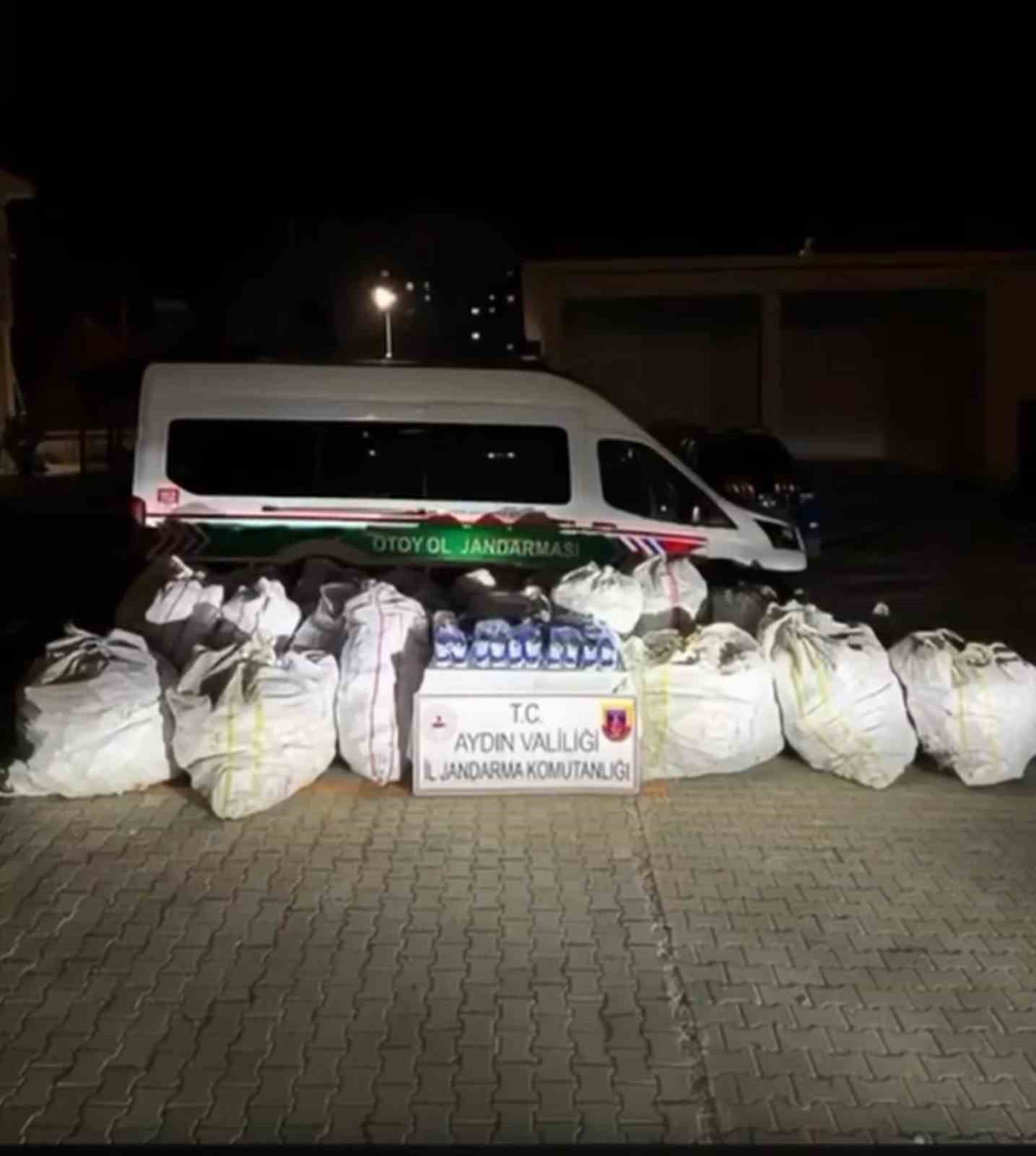 Şüphe üzerinde durdurulan iki araçta 1,9 milyon liralık sahte ayakkabı ele geçirildi