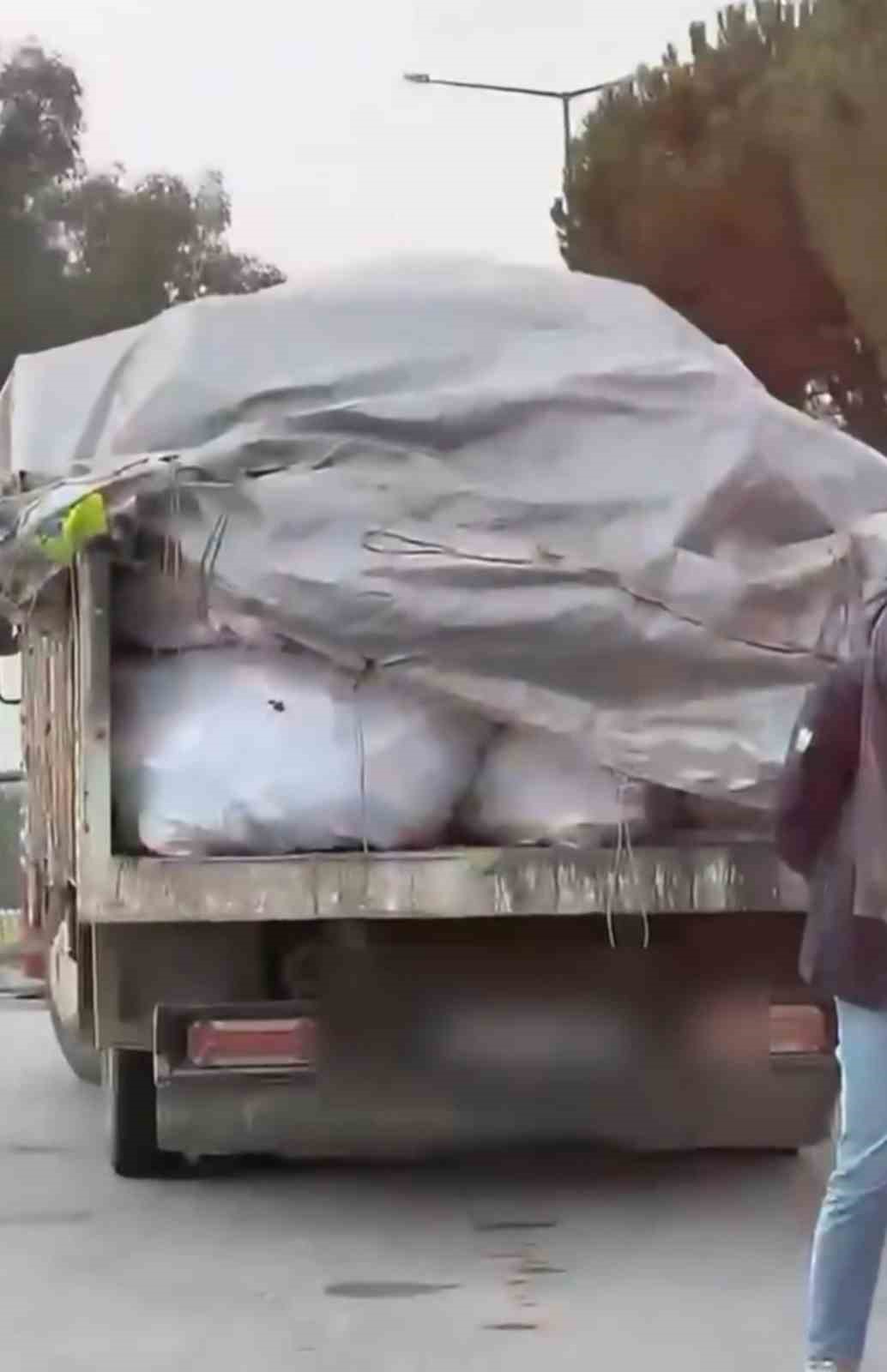 Şüphe üzerinde durdurulan iki araçta 1,9 milyon liralık sahte ayakkabı ele geçirildi