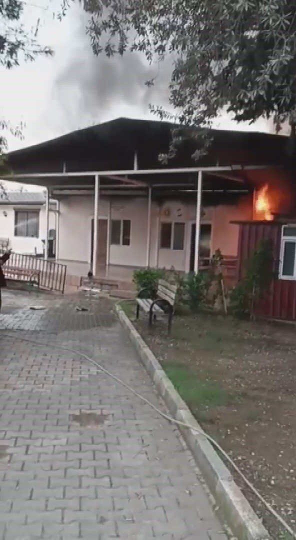 Madde bağımlısı, arkadaşına kızıp çadırı yakınca prefabrik ofiste alevlere teslim oldu