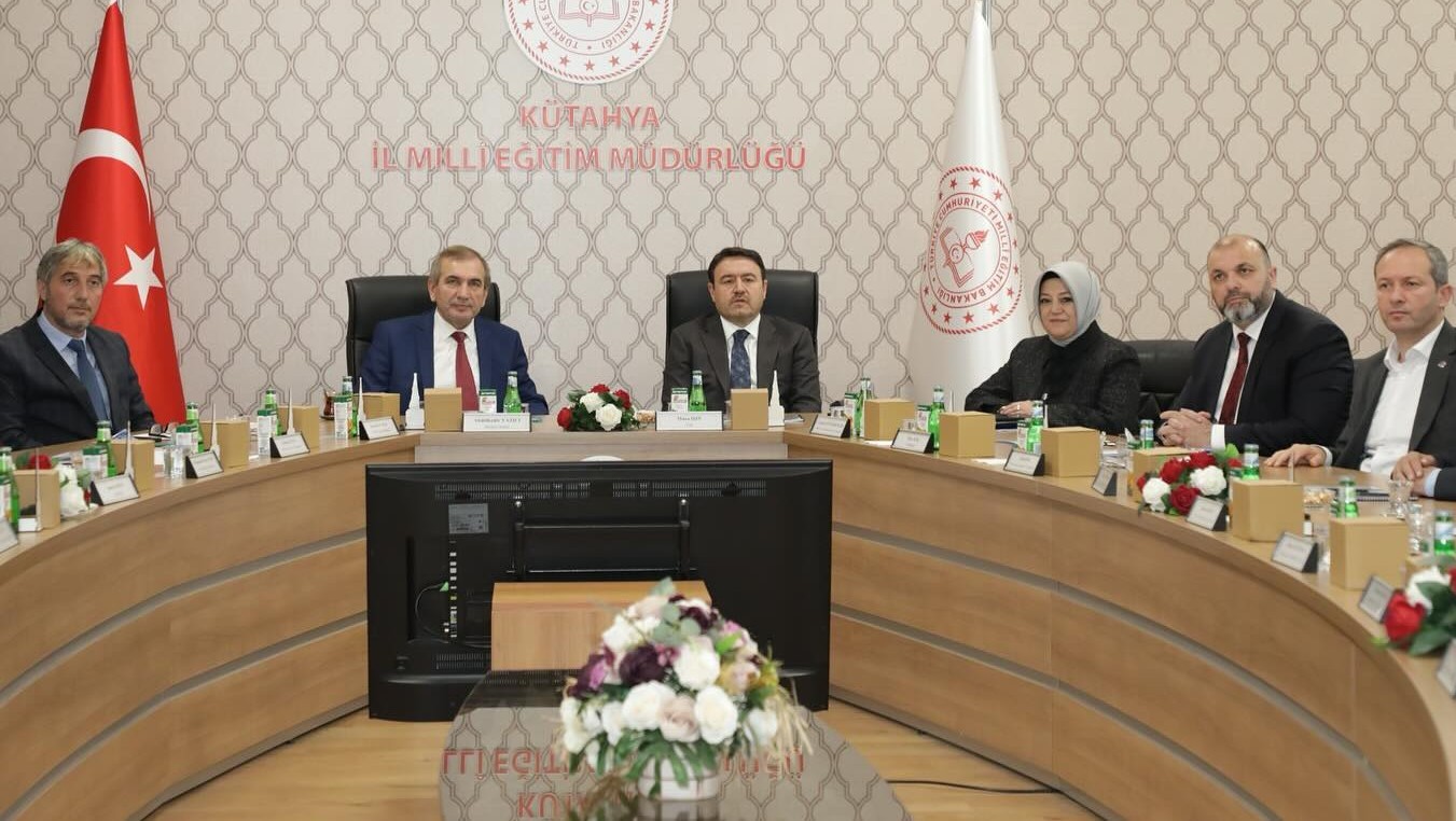 K&uuml;tahya&rsquo;nın eğitim vizyonuna y&ouml;nelik y&uuml;r&uuml;t&uuml;len projeler masaya yatırıldı
