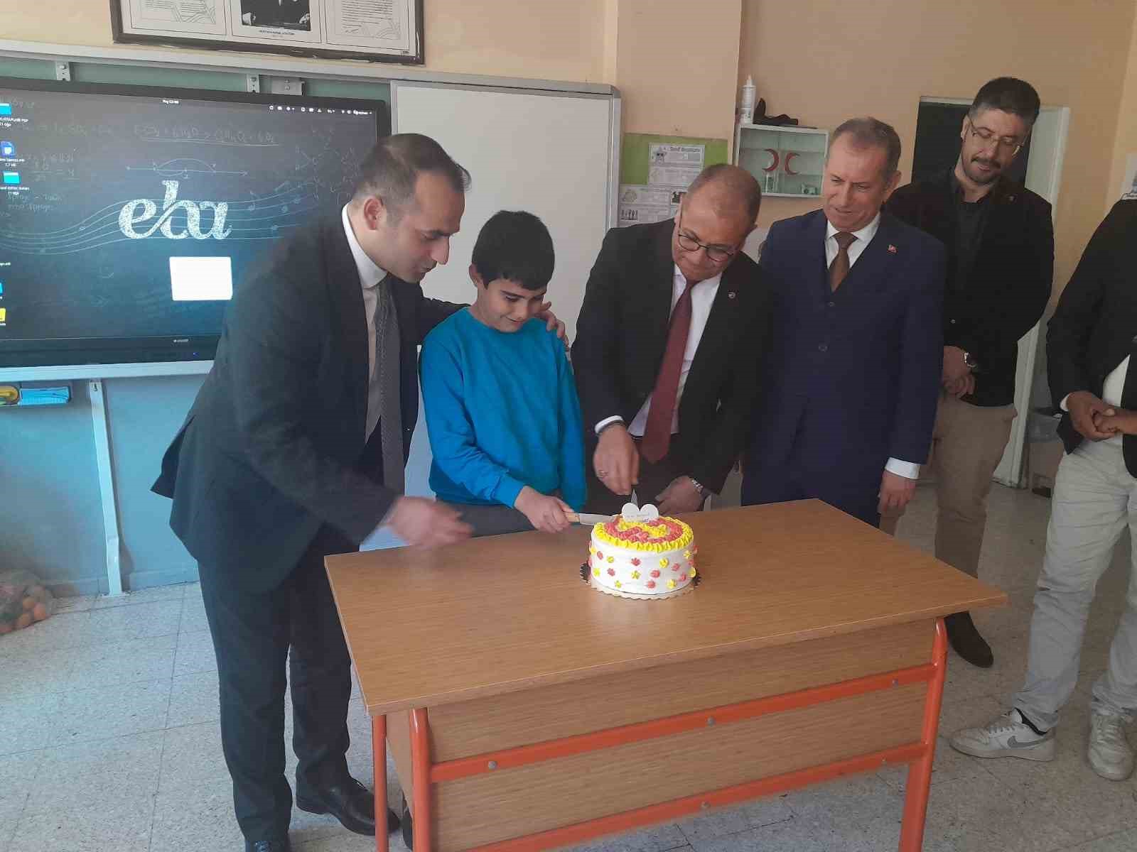 Protokolden ilkokul öğrencisi Şener’e doğum günü sürprizi