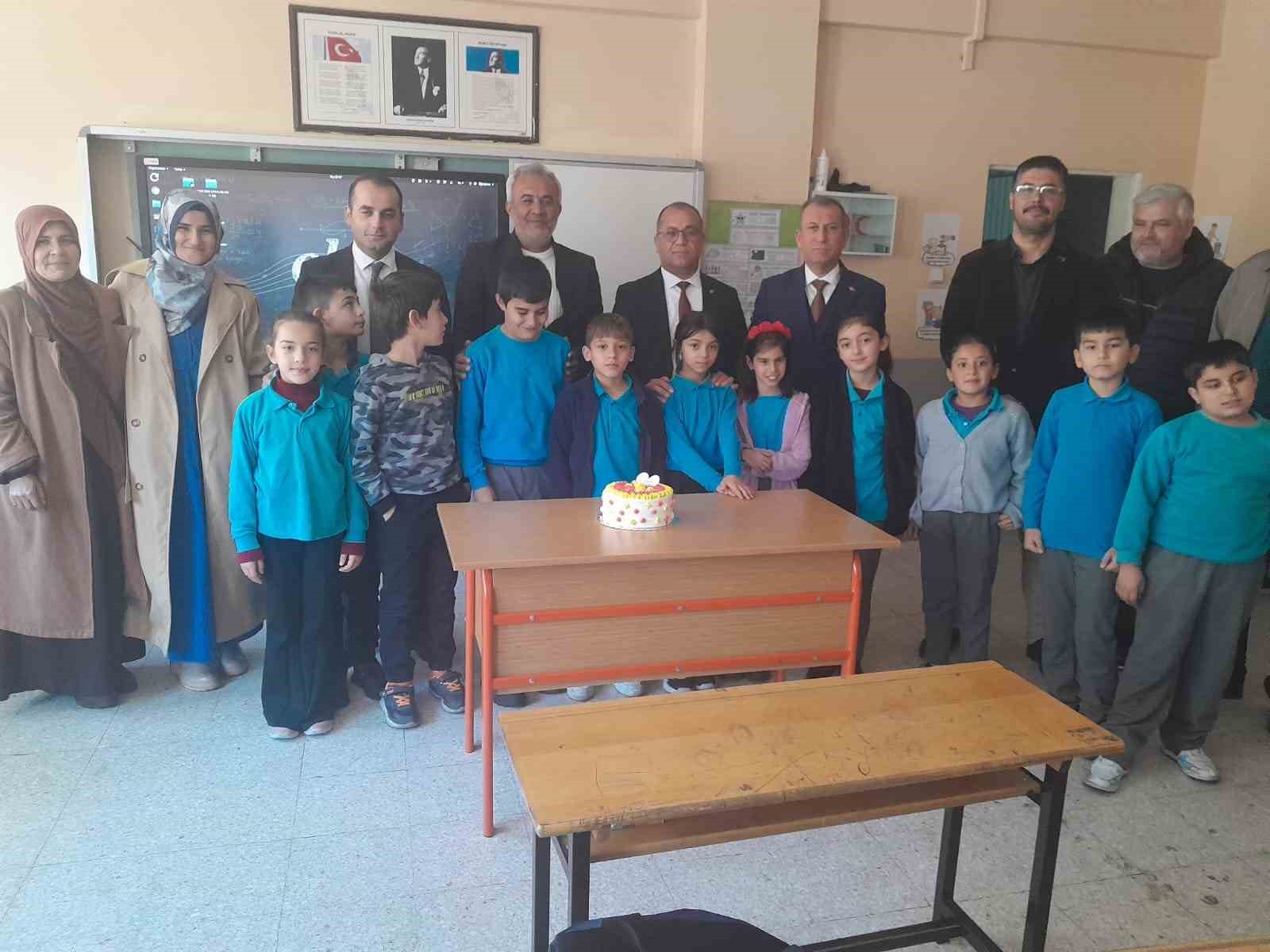 Protokolden ilkokul &ouml;ğrencisi Şener&rsquo;e doğum g&uuml;n&uuml; s&uuml;rprizi
