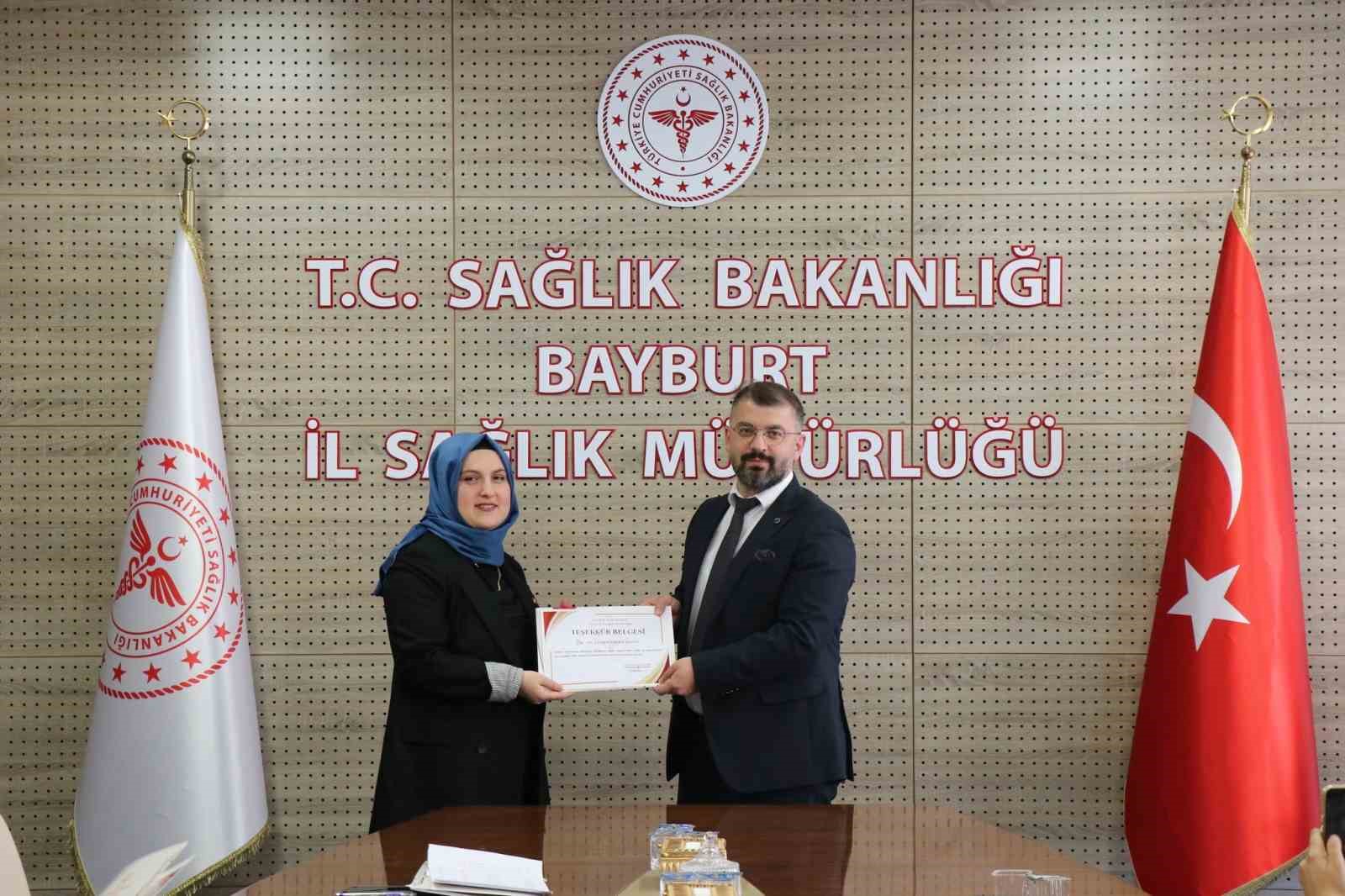 Bayburt’ta üstün başarı gösteren diş hekimlerine teşekkür belgesi verildi
