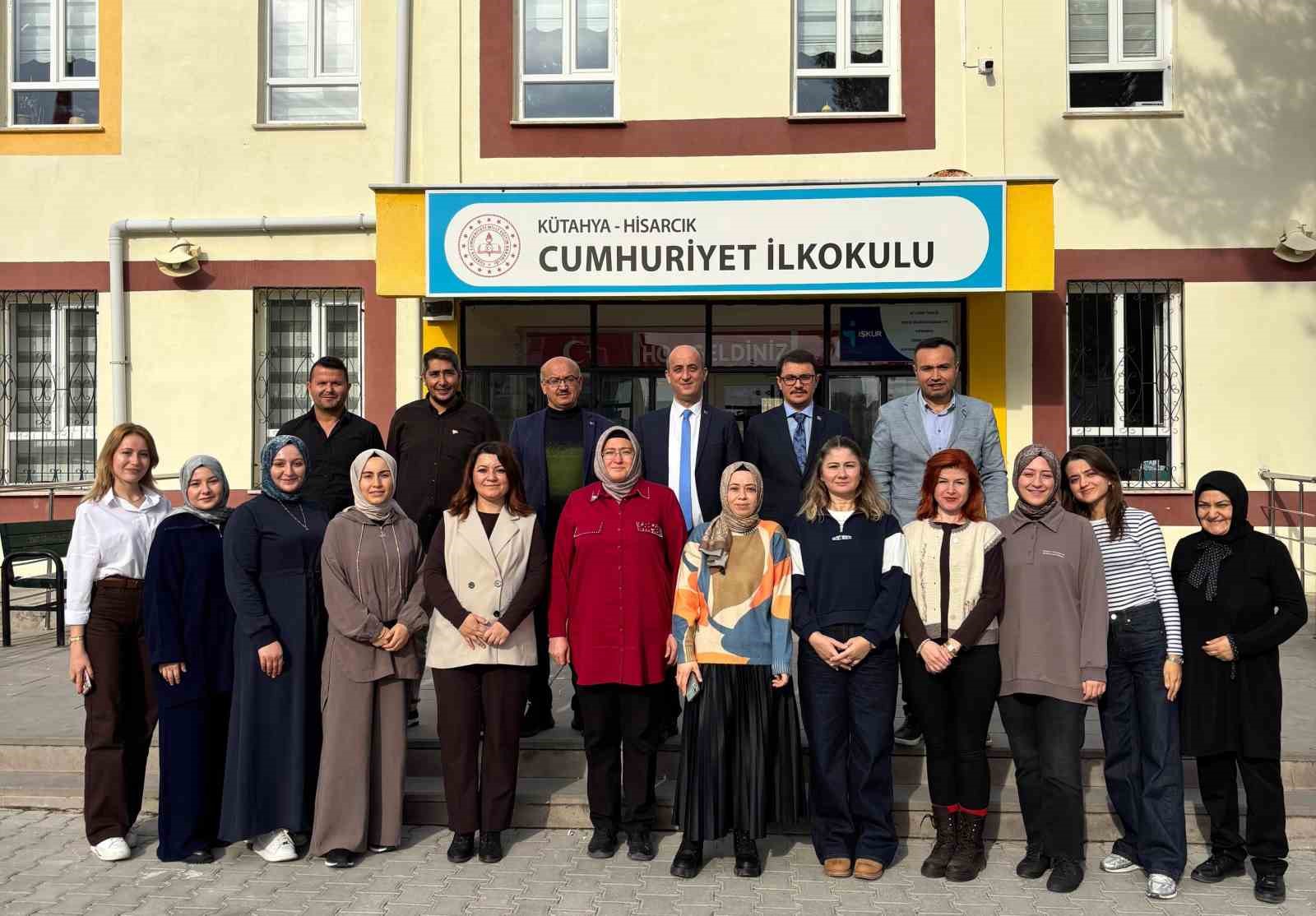 Hisarcık&rsquo;ta &ouml;ğretmenlere T&uuml;rk bayrağı rozeti hediye edildi
