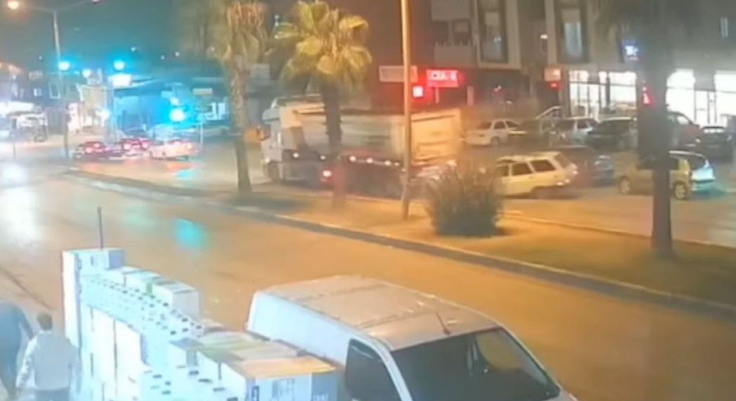 Otomobilin tıra arkadan &ccedil;arpması saniye saniye g&ouml;r&uuml;nt&uuml;lendi
