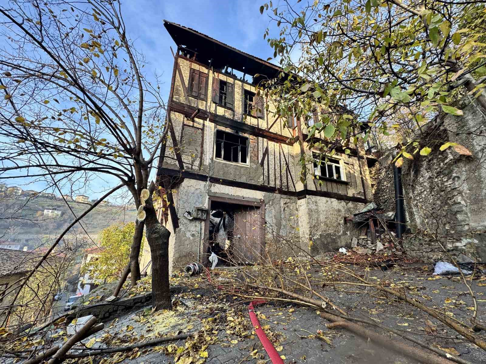 150 yıllık tarihi konaktan geriye kalan harabe dronla görüntülendi
